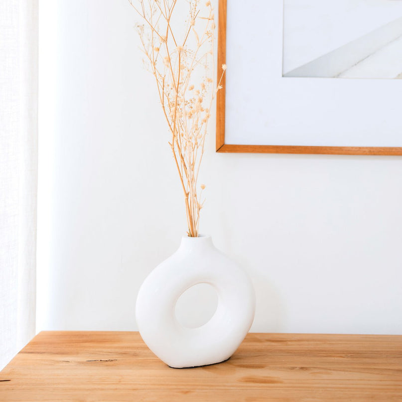 Ringvormige vaas wit – kleivaas handgemaakt – kleine bohovaas – vaas voor gedroogde bloemen – decoratieve vaas voor vensterbank, plank of tafel NUSA