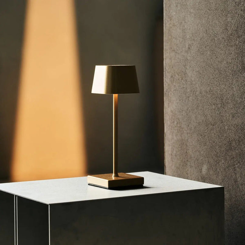 Sarphati Mini Gold draadloze tafellamp perfect voor horeca -industrie - draadloos oplaadbaar via laadstation, dimbare lamp en 3 lichtmodi