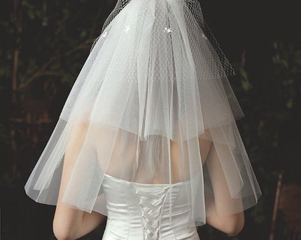 Elegante drielaagse bruidssluier met gezichtsbedekkingsnet