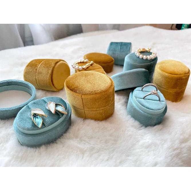 Ovale fluwelen trouwringdoos en voorstelringdoos