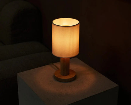 Boris lichtbruine lamp met 2 meter koord - stof schaduwlamp en houten basis