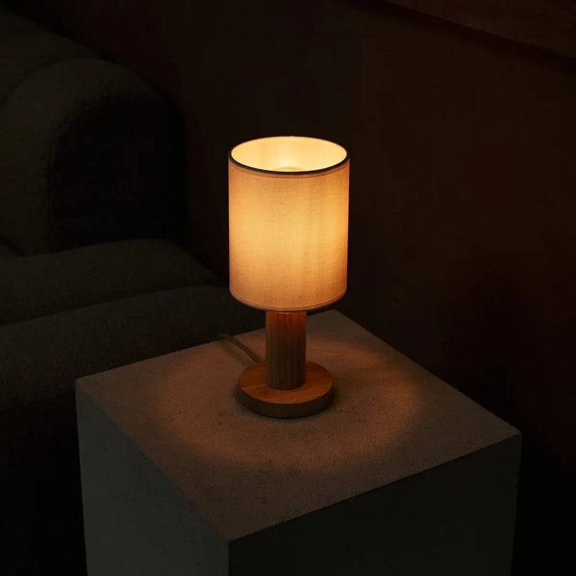 Boris lichtbruine lamp met 2 meter koord - stof schaduwlamp en houten basis