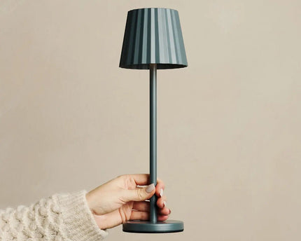 Maya stenen grijs geribbelde tafellamp gemaakt van ijzer - dimbare lamp en 3 lichtmodi, oplaadbaar via draadloos laadstation