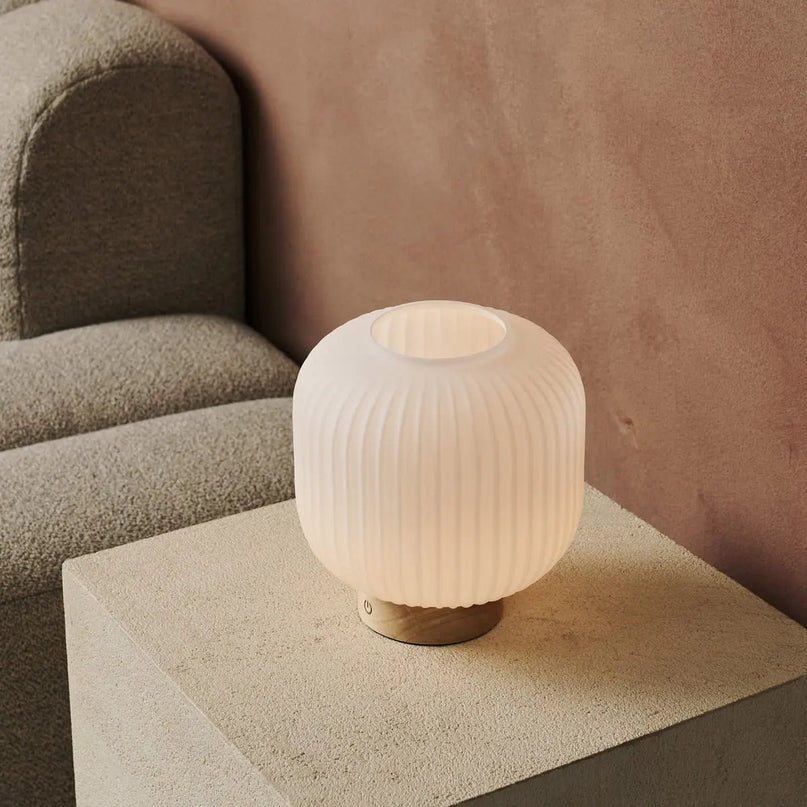 LYLA Unieke oplaadbare lamp - Frosted glas en houten basis, dimable, 3 lichte modi