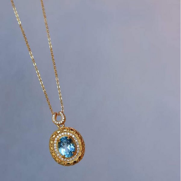 Blauwe Topaas goud ingelijste ovale hanger ketting