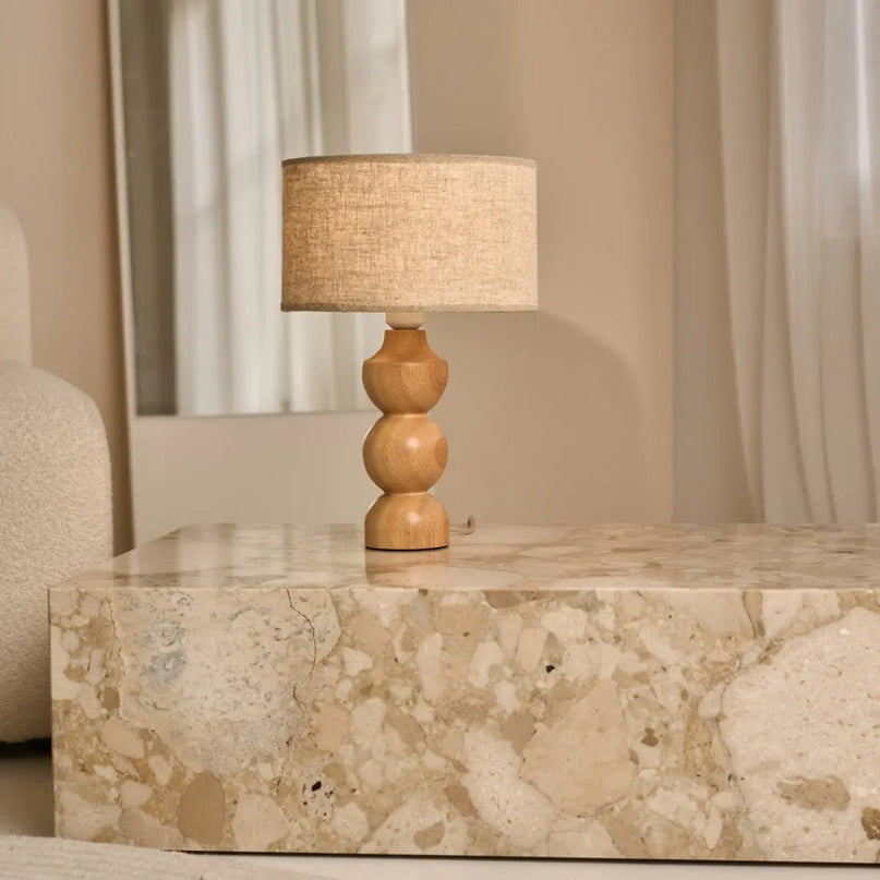 Oliver lichtbruine houten lamp met beige schaduw | Elegant geometrisch ontwerp voor uw huis