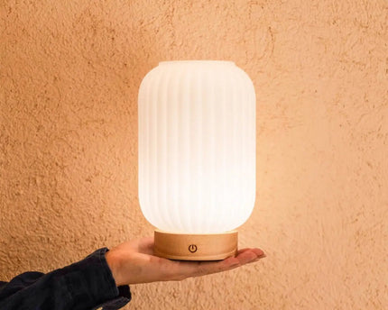Unieke oplaadbare lamp Lilly – matglas en houten voet, dimbaar, 3 lichtmodi