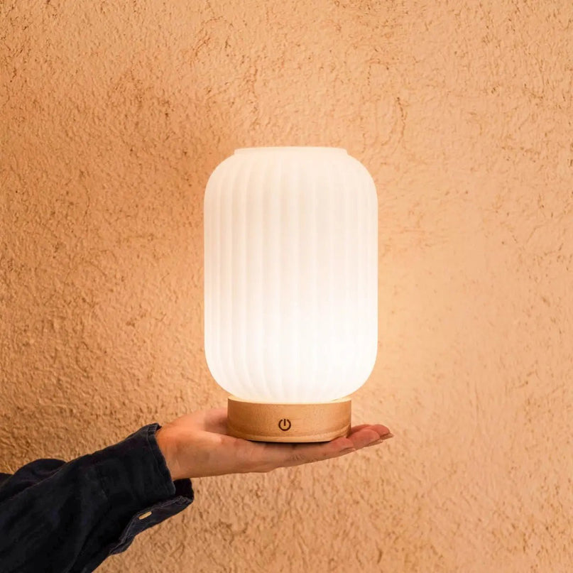 Unieke oplaadbare lamp Lilly – matglas en houten voet, dimbaar, 3 lichtmodi