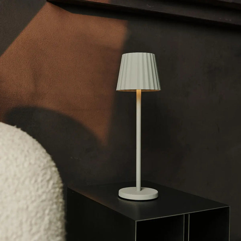 Combi Set Professional-8 X Maya Shadow Gray Oplaadbare tafellampen en 1 x Central Station Wireless Lay Station met Qi-Technology-Perfect voor restaurants, gastvrijheid en hotels