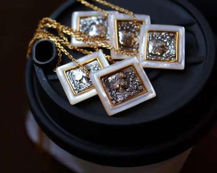 Vierkante Romeinse stijl godin standbeeld ketting