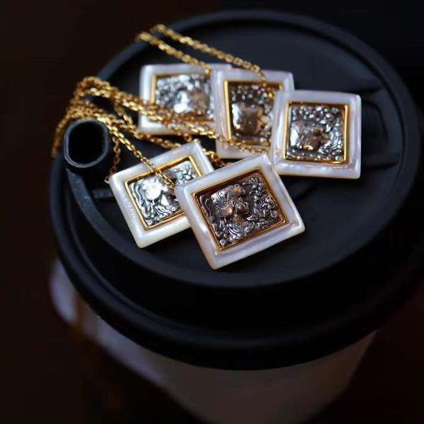 Vierkante Romeinse stijl godin standbeeld ketting