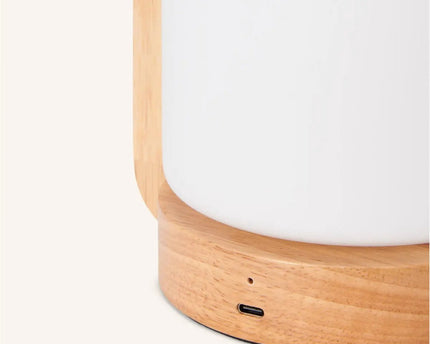 George lichtbruine houten oplaadbare lamp gecombineerd met matglas en een handvat