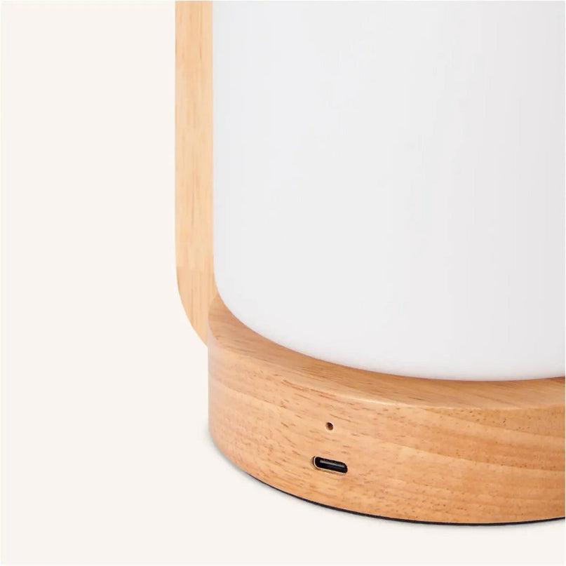 George lichtbruine houten oplaadbare lamp gecombineerd met matglas en een handvat