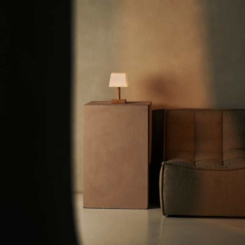 Tommy lichtbruine houten tafellamp met glas - oplaadbare, dimbare lamp, draadloze verlichting