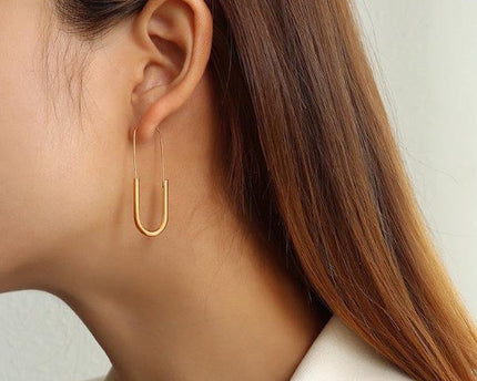 Minimaal ontwerp paperclip hoepel oorbellen