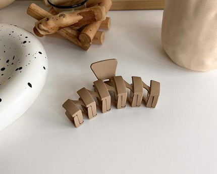Melkachtige koffie kleurtoon klauw haarclips