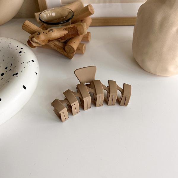 Melkachtige koffie kleurtoon klauw haarclips