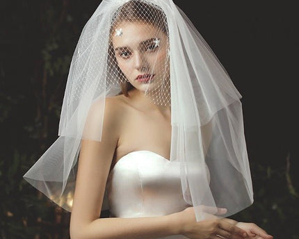 Elegante drielaagse bruidssluier met gezichtsbedekkingsnet