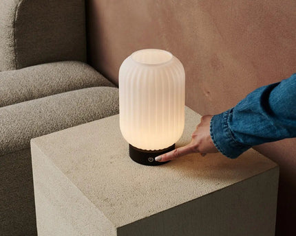 Lilly donkerbruin unieke oplaadbare lamp - matglaslamp, houten basis, dimable, 3 lichte modi