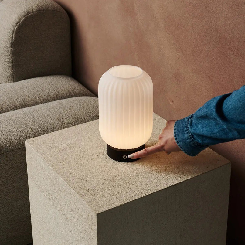 Lilly donkerbruin unieke oplaadbare lamp - matglaslamp, houten basis, dimable, 3 lichte modi