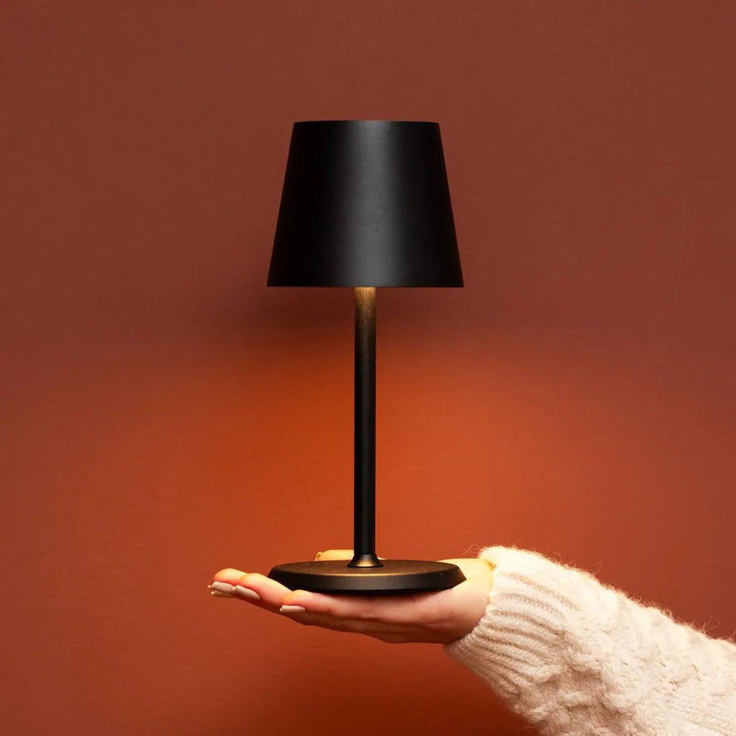 James Black oplaadbare ijzeren tafellamp – draadloos, dimbaar en elegant