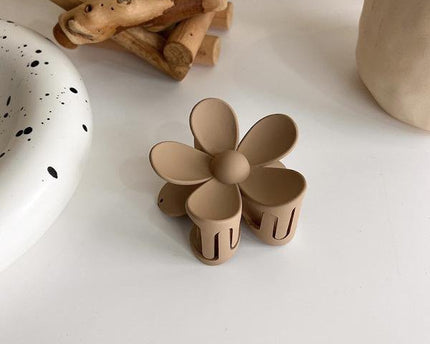 Melkachtige koffie kleurtoon klauw haarclips