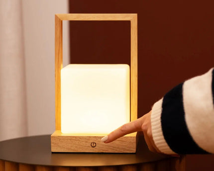 Noah lichtbruine houten oplaadbare tafellamp met glas en houten handgreep