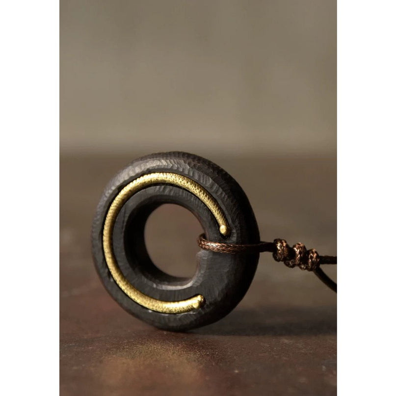 Zwarte sandaal houten cirkel hanger