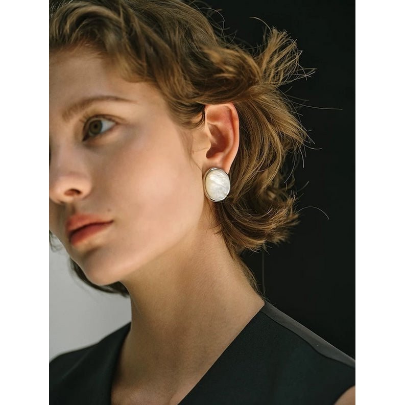 Ovale oorstekers met tijgeroogsteen en MOP in opvallende look