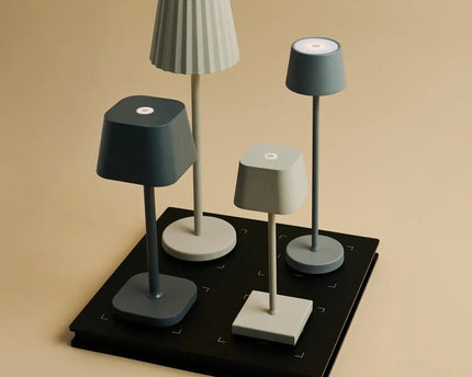 Combi Set Professional – 4 x Vondel Mini Stone Grey Rechargeable Table Lamps & 1 x Amstel Wireless Charging Station with Q1-Technology – Perfect for Restaurants, Hospitality & Hotels