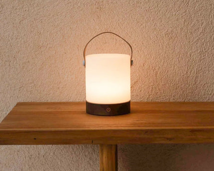 Avery donkerbruine oplaadbare houten tafellamp – draadloos en dimbaar met leren band