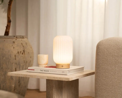 Unieke oplaadbare lamp Lilly – matglas en houten voet, dimbaar, 3 lichtmodi