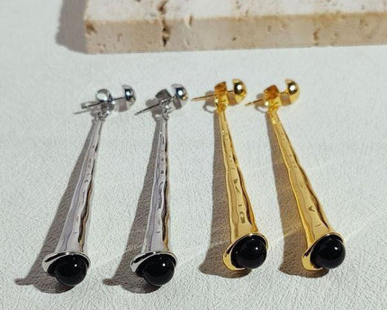 Minimalistische geometrische oorbellen met zwarte onyx