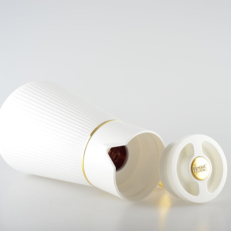 Wit koffiezetapparaat met gouden handgreep 1l