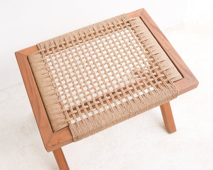 Grote houten kruk INDRA (beige) gemaakt van Trembesi met een zitvlak van geweven gerecycled papier