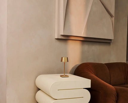 Combi Set Professional-4 x Sarphati Mini Gold Oplaadbare tafellampen & 1 x Amstel Wireless Lay Station met Qi-Technology & Perfect voor restaurants, gastvrijheid en hotels