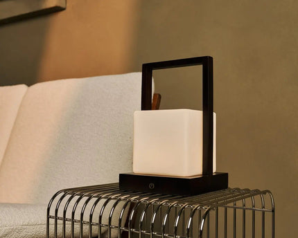 Noah donkerbruine houten oplaadbare tafellamp met glas en houten handgreep