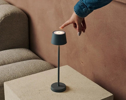 Combi Set Professional – 4 x Vondel Mini Mouse Grey Rechargeable Table Lamps & 1 x Amstel Wireless Charging Station with Q1-Technology – Perfect for Restaurants, Hospitality & Hotels