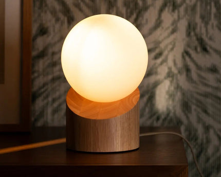 Quin lichtbruine houten lamp met koord - duurzaam rubberwood en matglas