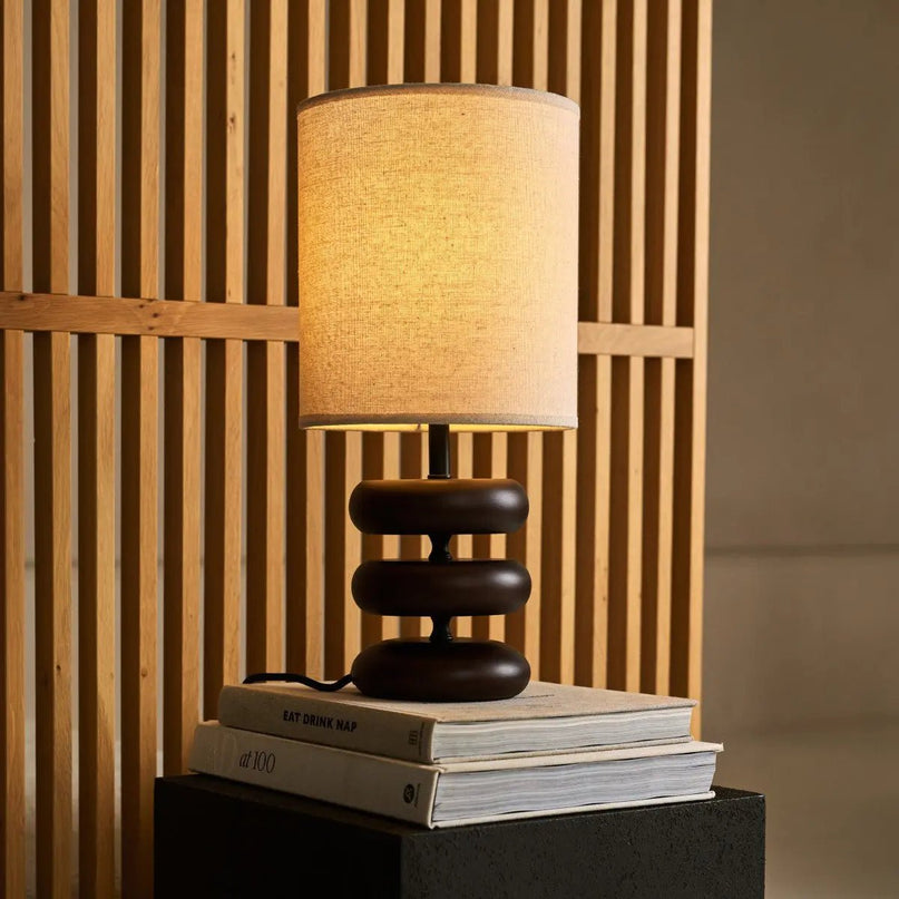 Lara donkerbruine houten tafellamp met crème linnen schaduw - rustieke woningverlichting
