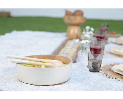Saladier en witte salade en mangosalade bestek