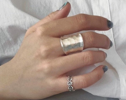 Gedurfde look hamerende textuur brede zilveren ring