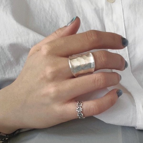 Gedurfde look hamerende textuur brede zilveren ring