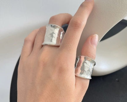 Gedurfde look hamerende textuur brede zilveren ring