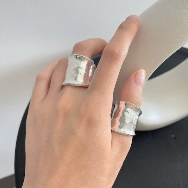 Gedurfde look hamerende textuur brede zilveren ring