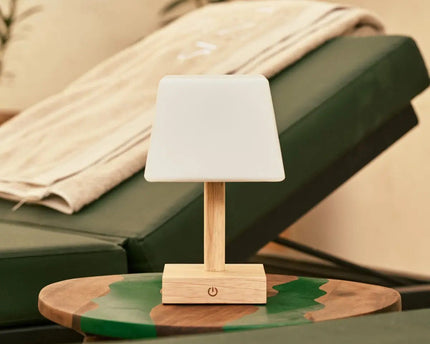 Tommy lichtbruine houten tafellamp met glas - oplaadbare, dimbare lamp, draadloze verlichting