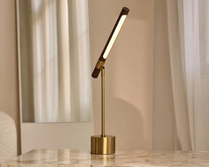 Livia goudkleurige metalen lamp met hout – verstelbare LED, Scandinavisch design voor kantoor en woonkamer