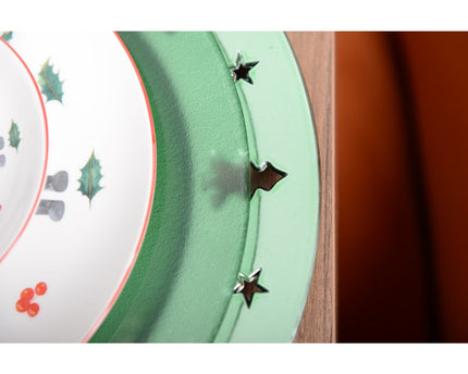Briljante groene plaat onder boomdecor