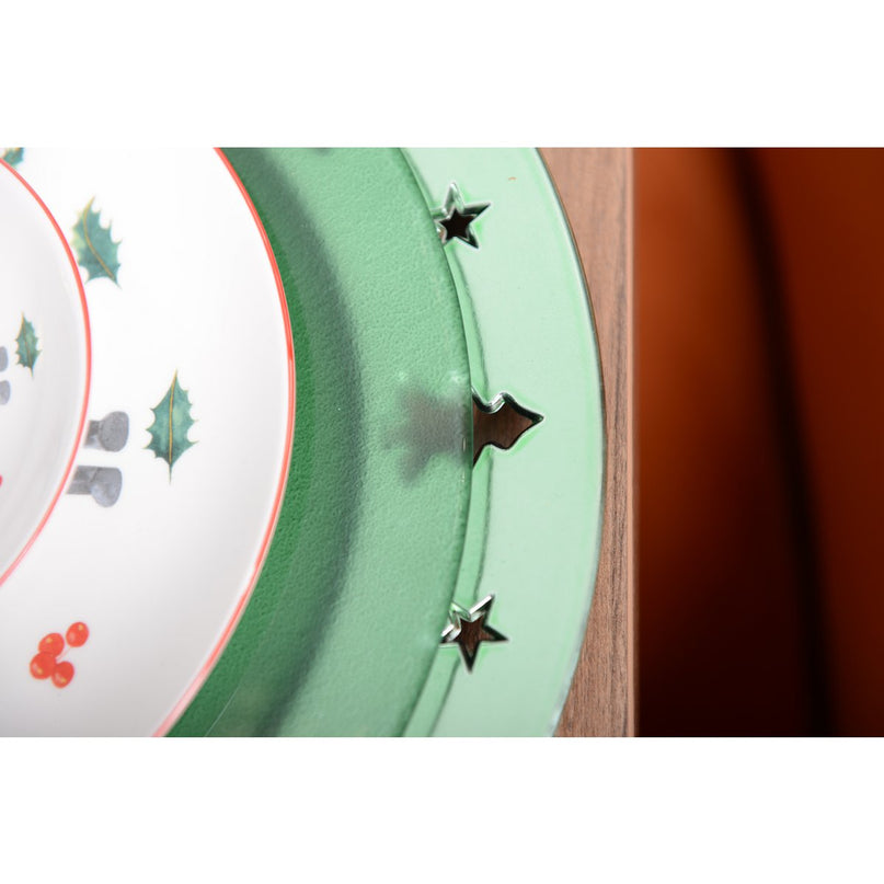 Briljante groene plaat onder boomdecor