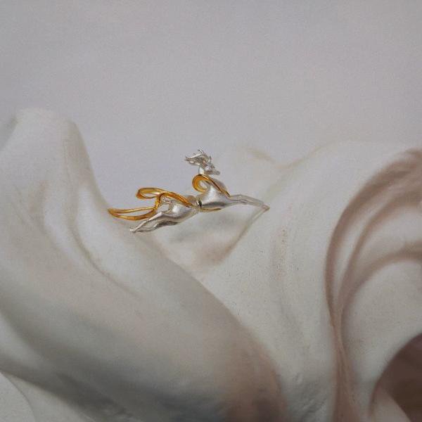 Uniek dubbelzijdig oorknopje met hertenontwerp - één stuk